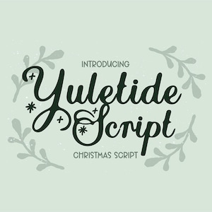 Könnte beinhalten: Auf hellgrünem Hintergrund steht in dunkelgrüner, eleganter Schrift der Text "Introducing Yuletide Script Christmas Script". Das Design umfasst dekorative Zweige und Schneeflocken, ideal für Weihnachtsprojekte.