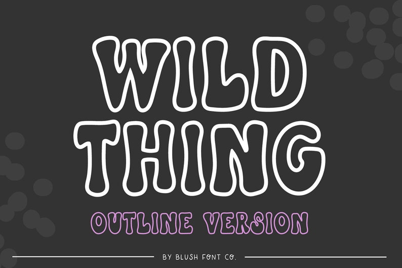以下が含まれることがあります： 「WILD THING OUTLINE VERSION」という白抜き文字のフォントで、下に「BY BLUSH FONT CO.」というテキストがあります。