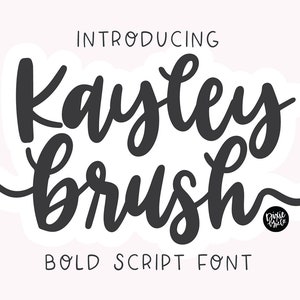 Puede incluir: Presentación de Kayley Brush, una fuente de letra manuscrita en negrita. El nombre de la fuente está escrito en negro, estilo manuscrito con un contorno blanco.