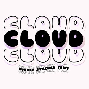 Puede incluir: Una fuente de diseño gráfico llamada "Cloud" en un estilo de fuente apilada y burbujeante. La palabra "Cloud" está escrita en negro con un contorno blanco y una sombra púrpura clara. El texto "Bubbly Stacked Font" está escrito tres veces en un tamaño de fuente más pequeño debajo de la palabra "Cloud".