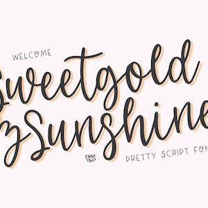 Puede incluir: Un diseño de fuente de escritura en blanco y negro con el texto "Sweetgold by Sunshine" y las palabras "Welcome" y "Pretty Script Font".