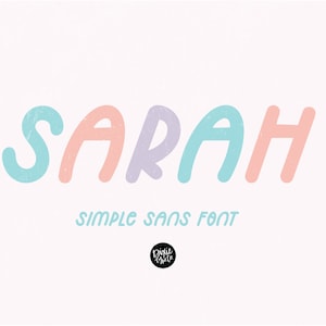 Puede incluir: Un diseño de fuente colorido con la palabra "SARAH" en un estilo sans serif simple. Las letras están en azul pastel, rosa, morado y azul. El texto "SIMPLE SANS FONT" está debajo de la palabra "SARAH".