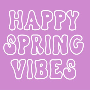 以下が含まれることがあります： 薄い紫色の背景に白い文字で「Happy Spring Vibes」と書いてあり、丸みのある手書きのフォントで書かれています。