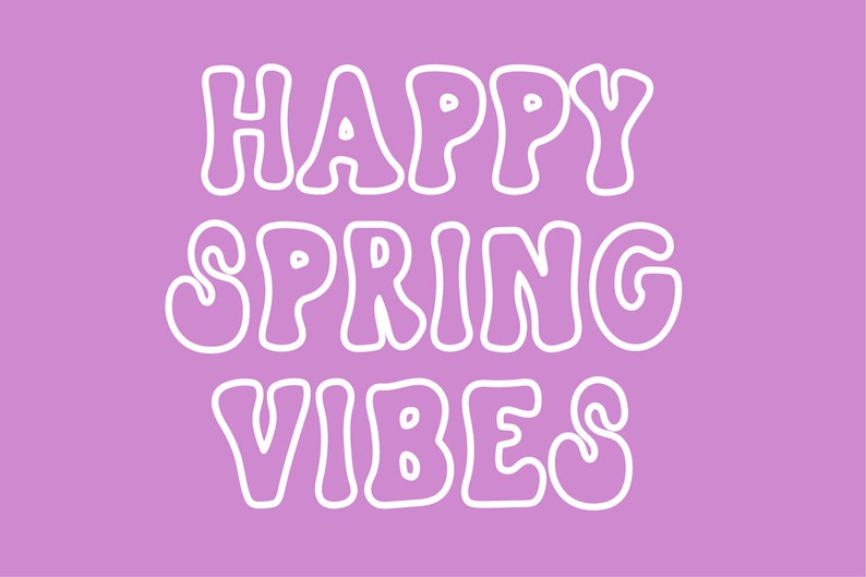 以下が含まれることがあります： 薄い紫色の背景に白い文字で「Happy Spring Vibes」と書いてあり、丸みのある手書きのフォントで書かれています。
