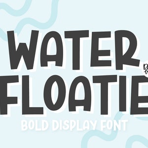 Puede incluir: Water Floatie, una fuente de visualización en negrita con un estilo juguetón y dibujado a mano. La fuente se muestra en negro sobre un fondo azul claro con líneas onduladas.