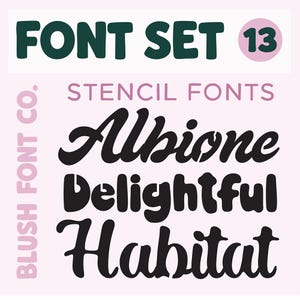 Könnte beinhalten: Hellrosa Grafik mit den Worten "FONT SET" in Dunkelgrün und der Zahl "13" in einem rosa Kreis. Darunter steht der Text "STENCIL FONTS" in hellem Lila, mit drei Beispielen für schwarze Schablonenschriften: "Albione", "Delightful" und "Habitat". Die Worte "BLUSH FONT CO." stehen auf der linken Seite.