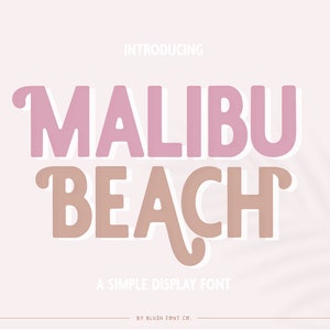 以下が含まれることがあります： シンプルなディスプレイフォント、マリブビーチを紹介します。テキストは白のアウトラインでピンクとブラウンのカラーリングです。