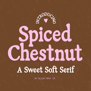 Może przedstawiać: Prezentacja czcionki Spiced Chestnut, słodkiej i miękkiej serifowej. Tekst jest w kolorze różowym i białym na brązowym tle z sercami.