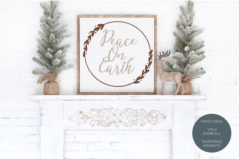 Pu&ograve; includere: Un cartello di legno bianco con un cerchio marrone e il testo "Peace On Earth" in un font beige. Il cartello &egrave; decorato con rami marroni con foglie. Il cartello &egrave; appoggiato su un camino bianco con un piccolo pino innevato su ogni lato.