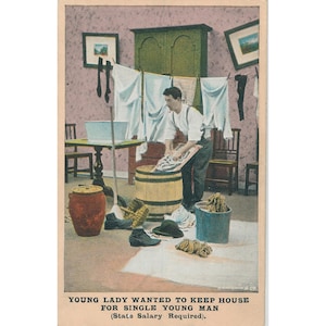 Peut inclure: Illustration de carte postale vintage montrant un homme faisant la lessive. La scène comprend un tonneau en bois, une cuvette, une corde à linge avec des draps blancs et un meuble vert. Le texte en bas se lit : "YOUNG LADY WANTED TO KEEP HOUSE FOR SINGLE YOUNG MAN (State Salary Required)."