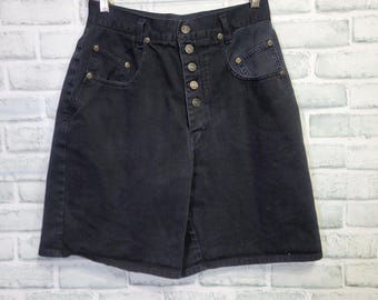 Könnte beinhalten: Schwarze Jeans-Shorts mit Knopfleiste und mehreren Taschen. Die Shorts haben einen hohen Bund und eine lockere Passform.