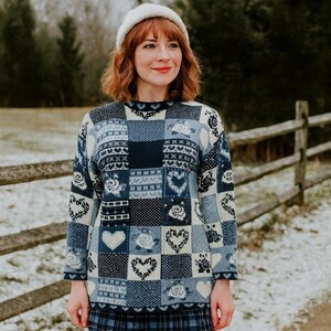 Suéter vintage Grace L de patchwork de los años 90 con corazones y rosas de punto azul estilo cottagecore kitsch