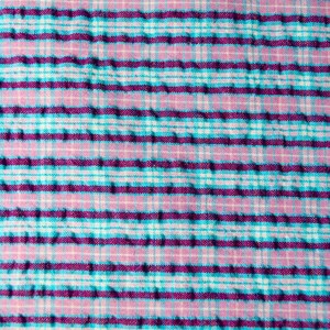 K&ouml;nnte beinhalten: Ein Nahaufnahme eines rosa und blauen karierten Stoffes mit einer strukturierten Oberfl&auml;che.