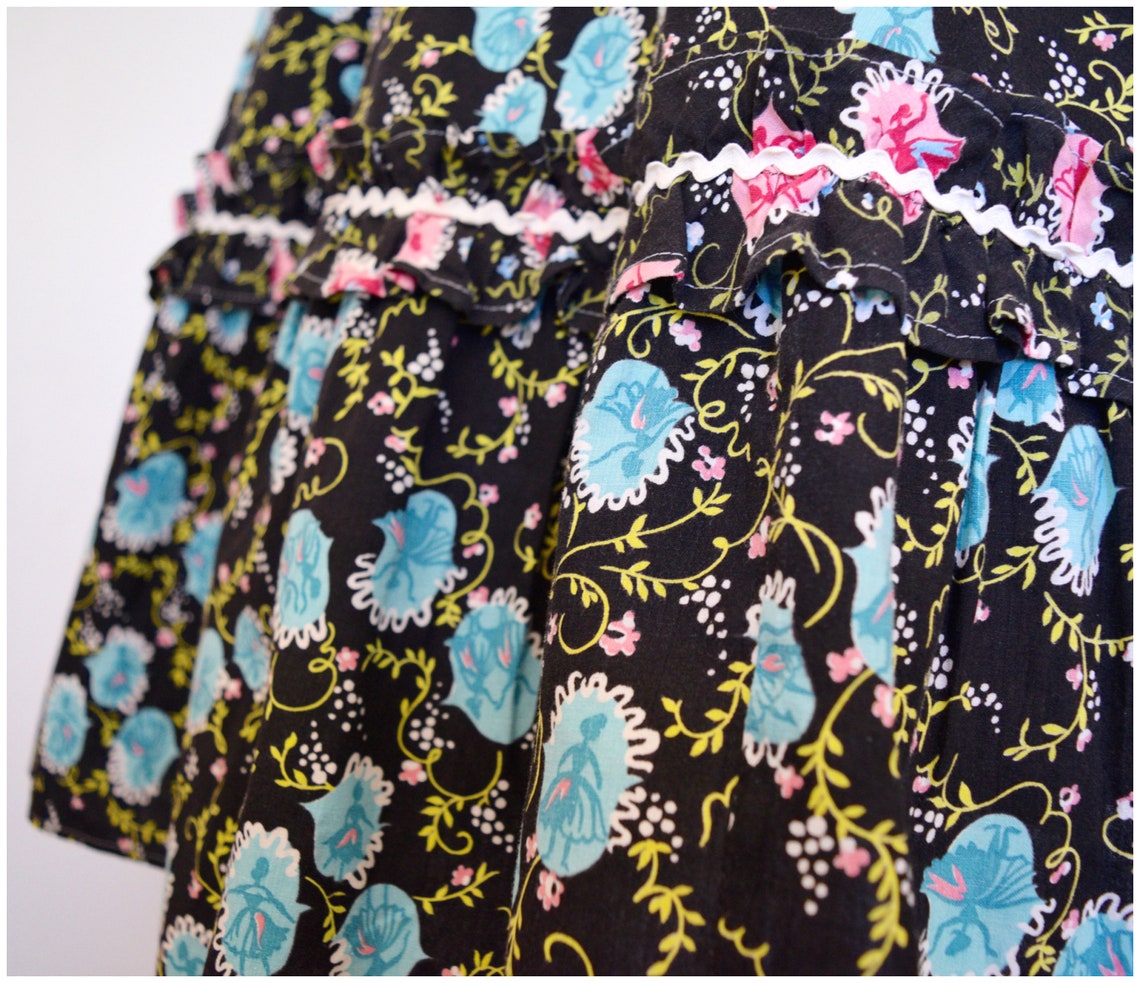 50s Novelty Print Dress / Vintage Black Cotton Dress Ric Rac Ruffles