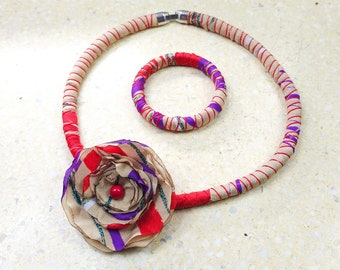 6291 collar y pulsera beige, rojo, morado; con flor de crochet; Collar de nudo floral colorido; gargantilla textil;