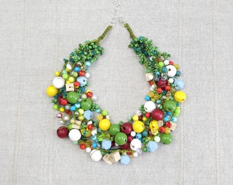 Häkelhalsband mit Regenbogenperlen, Lätzchen mit grobem Holz-Glas-Cluster, farbenfrohes Statement-Choker im Kidcore-Stil, Boho-Kunstgeschenk für Sommerfeste, 7163