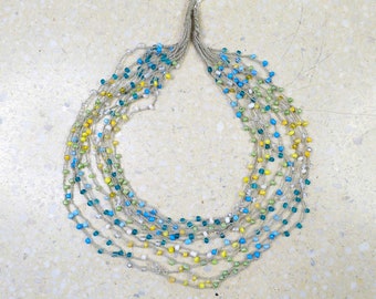 6294 collier délicat en lin; linge de maison et verre; Collier en lin de déclaration; collier coloré pour l'été ; des billes de verre; jaune, vert, bleu