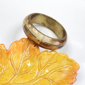 Brazalete de latón y hueso vintage, brazalete rígido con incrustaciones étnicas, joyería india gruesa con incrustaciones, regalo retro bohemio chic de los años 70 para ella, V-195