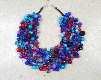 6292 collier bleu, bleu marine, violet, rouge ; collier plastron; collier au crochet; collier léger et efficace;