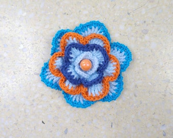 5886 broche au crochet, colorée, spatiale ; broche fleur; broche bleue et orange