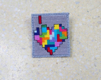 6255 broche bordado, alfiler; colorido, arcoiris; corazón de tetris; fíjalo donde quieras; regalo para un niño, para ella, para él