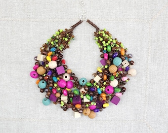 Statement-Halskette in Braun, Rosa, Grün und Lila, mehrreihiger Choker aus Holz, Glas und Acrylperlen, natürliches Boho-Festival-Geschenk, 7048