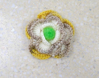 5919 gehaakte broche, kleurrijk, ruimtelijk; bloem broche; beige, gele, witte, groene broche