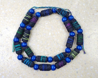 Collier long en jean 6023 ; collier écologique; recyclage, surcyclage; denim et bois; grosses perles; collier bleu, vert, violet, bleu marine