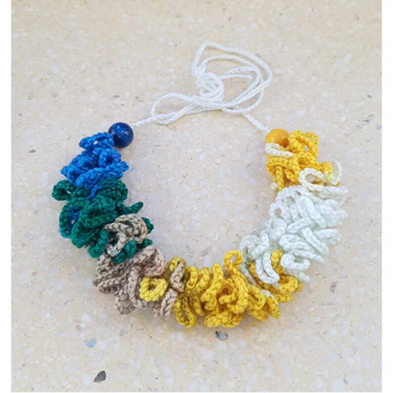 5917 Halskette in Marineblau, Grün, Beige, Gelb, Weiß Garn, Filz Lätzchen-Halskette klobige mehrschichtige Halskette Bild 4