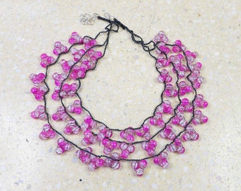 5610 un collier délicat, collier; 3 cordes graduées ; perles de verre craquelées; collier gris rose; livraison gratuite