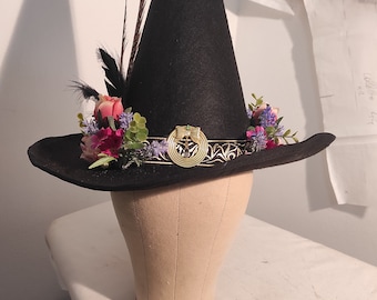 Pointed witch hat with flowers