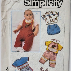Könnte beinhalten: Simplicity Schnittmuster Nummer 7356 für Babykleidung. Das Schnittmuster enthält fünf verschiedene Outfits: eine rote Latzhose mit einem Bären-Applikationen, ein blaues und weiß gestreiftes Hemd und Shorts-Set, ein gelbes Hemd mit einer Lätzchen und rot-weiß gestreiften Hosen, ein blaues Hemd mit einem blau-weiß gestreiften Shorts-Set und eine schwarz-weiße Polka-Dot-Latzhose.