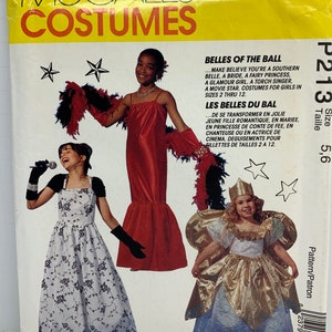 Puede incluir: Un patrón de costura para disfraces de niños. El patrón incluye instrucciones para hacer una Belle sureña, una novia, una princesa de cuento de hadas, una chica glamorosa, una cantante de antorcha y una estrella de cine. El patrón es para niñas de 2 a 12 años. El patrón se llama "Belles of the Ball" y "Les Belles du Bal".
