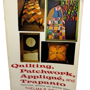 Pode incluir: Capa de livro com o título "Quilting, Patchwork, Appliqué, and Trapunto" de Thelma R. Newman. A capa apresenta quatro desenhos coloridos de colchas, incluindo uma saia de patchwork com o texto "Old Lady in Patch Work Skirt".