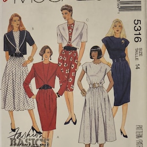 以下が含まれることがあります： 4種類の異なるドレスの縫製パターンです。パターンはサイズ14で、「イージー・マッコールズ・ファッション・ベーシック」と呼ばれています。ドレスはすべて膝丈で、水玉模様のドレス、花柄のドレス、ジャケット付きの赤いドレス、ベルト付きの白いドレスなど、さまざまなスタイルがあります。