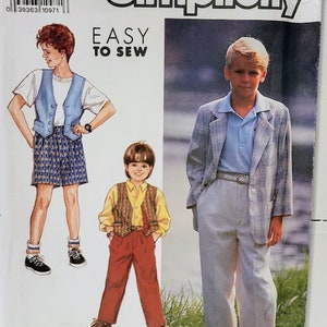 Puede incluir: Patrón de costura Simplicity número 7120 para niños, tallas BB (7-12). El patrón incluye instrucciones para hacer un chaleco, pantalones cortos, pantalones largos y una chaqueta. El patrón está ilustrado con tres niños que llevan las diferentes prendas.