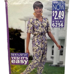 Può includere: Un modello di cucito vintage con una tuta floreale con scollo a V e maniche corte. Il modello è per le taglie XS-XL e si intitola "see&sew NOW € 2,49 6256".