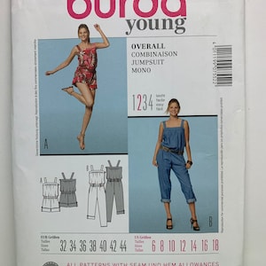 Puede incluir: Patrón Burda Young 7552 para un mono de peto. El patrón incluye las tallas 32 a 44 y 6 a 18. El patrón es para un mono de peto de mezclilla azul claro con un escote cuadrado y un cinturón.