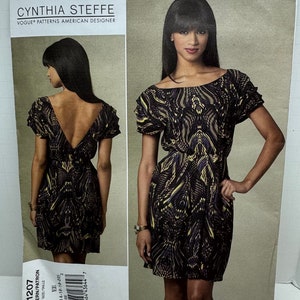 Puede incluir: Un patrón de costura para un vestido con escote en V y mangas cortas. El patrón es de Cynthia Steffe para Vogue Patterns. El número de patrón es V1207 y la talla es EE (14-16-18-20).