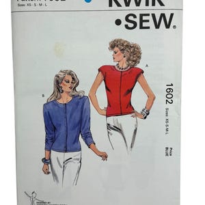 Puede incluir: Un patrón de costura para dos blusas, una roja y una azul, con el número de patrón 1602 y la marca KWIK-SEW. El patrón es para las tallas XS-S-M-L.