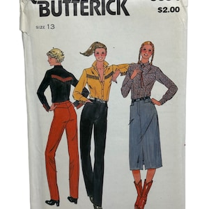 Puede incluir: Patrón de costura vintage para una camisa y pantalones. El patrón es de Quick & Easy Butterick y es de la talla 13. El patrón está ilustrado con tres mujeres que llevan la camisa y los pantalones en diferentes colores y estilos. El número del patrón es 6694 y el precio es de 2,00 €.