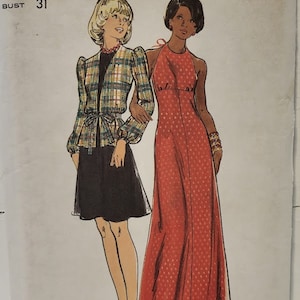 Puede incluir: Patrón de costura vintage para un vestido y una chaqueta. El patrón es para una talla junior 7, busto 31 pulgadas. El vestido es rojo con lunares blancos y tiene un escote halter. La chaqueta es a cuadros con un patrón verde, negro y amarillo. El patrón es de Butterick y es el número 3430.