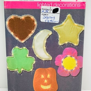 Eenvoud 4372 Verlichte muurdecoratie naaipatroon Halloween pompoen Valentijn hart maan en ster klaver lentebloem decoraties ONBESNEDEN