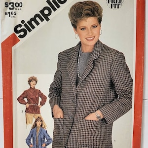 Può includere: Modello di cucito Simplicity numero 5664 per un blazer con una vestibilità senza problemi. Il modello include una tabella speciale su come lavorare con i tessuti a quadri. Il modello è per la taglia 14, signorina. La copertina del modello presenta una modella che indossa un blazer a quadri marrone e bianco con una camicia grigia e una collana di perle. La modella sorride e ha le mani nelle tasche del blazer.