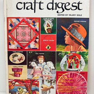 Può includere: Una copertina di rivista vintage di "Craft Digest" che presenta una varietà di progetti di artigianato, tra cui la trapunta, la soffiatura del vetro, la creazione di gioielli, la pittura su porcellana, la creazione di bambole, l'applicazione, la creazione di candele, il lavoro con le piume, il vetro colorato e la tintura a nodo. La copertina include anche un elenco di argomenti di artigianato e risorse aggiuntive.