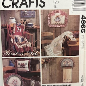 Pode incluir: Envelope de padrões McCall's Crafts com vários designs de aplicações com temas de coração e casa. O envelope inclui imagens de uma cadeira de baloiço com uma aplicação de vaca, almofadas e um porta-toalhas. O texto "Heart & Sole" é visível.