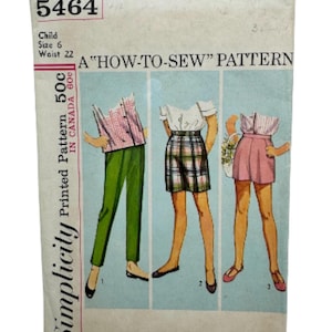 Puede incluir: Patrón de costura Simplicity vintage, número 5464, para niño talla 6, cintura 56 cm. La portada presenta ilustraciones de conjuntos, incluyendo pantalones, una falda y una falda plisada. El texto dice "A HOW-TO-SEW PATTERN".