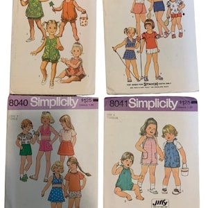 Puede incluir: Cuatro patrones de costura Simplicity para ropa de niños. Los patrones son para las tallas 3 y 22. Los patrones incluyen una variedad de estilos, incluyendo vestidos, faldas y blusas. Los patrones están todos en color y presentan ilustraciones de niños usando la ropa.