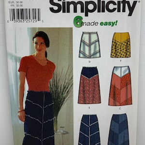 Könnte beinhalten: Simplicity Schnittmuster Nummer 7179 für einen Rock. Das Schnittmuster enthält sechs verschiedene Rockstile, darunter einen Jeansrock mit Chevron-Muster, einen Rock mit Blumendruck und einen karierten Rock. Das Schnittmuster ist für die Größen 4, 6, 8 und 10.