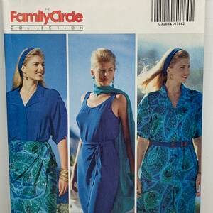 Könnte beinhalten: Ein Schnittmuster für ein Kleid, mit drei Models, die verschiedene Variationen des Designs tragen. Das Schnittmuster stammt aus der Family Circle-Kollektion und ist für die Größen 6-8-10.